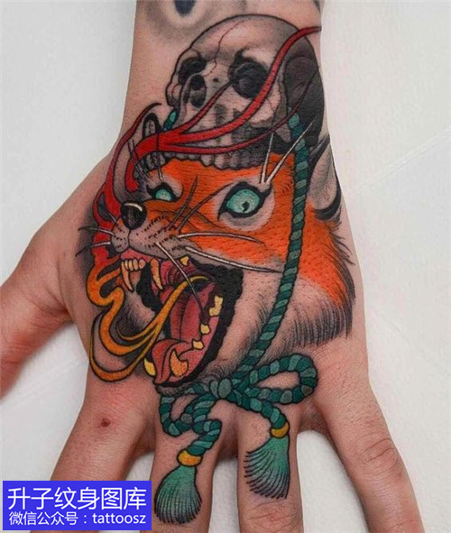 手背传统狐狸头与骷髅头纹身图案