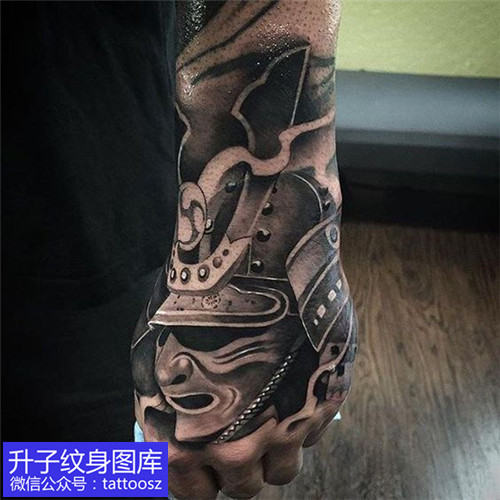 手背个性黑灰写实武士纹身图案-精致纹身