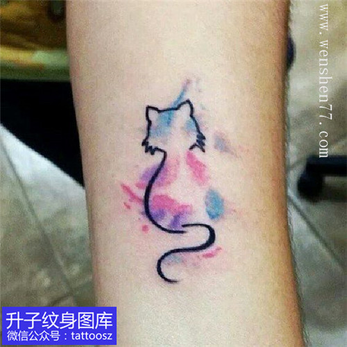 手腕彩色泼墨猫纹身图案