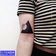 <b>大臂内侧三角与圆形的结合纹身图案</b>