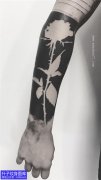 <b>手臂黑臂加镂空的玫瑰花纹身图案</b>