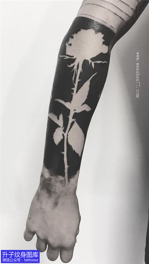 手臂黑臂加镂空的玫瑰花纹身图案