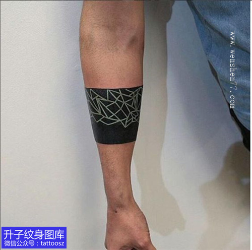 男性手臂臂环纹身图案