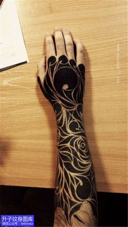 手臂黑色花纹手臂纹身图案