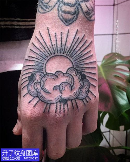 手背云朵与太阳纹身图案