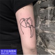 <b>手臂外侧线条象纹身图案</b>