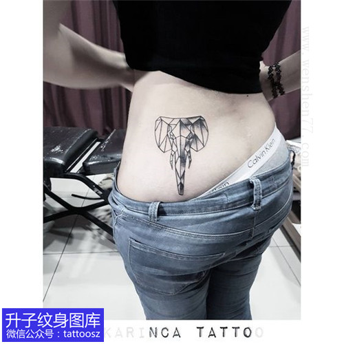 女性性感后腰大象纹身图案