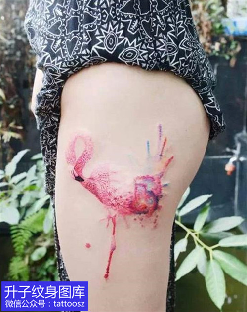 大腿外侧彩色火焰鸟纹身图案