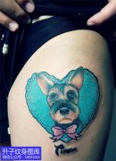 <b>女性大腿根部 一个彩色小狗纹身图案</b>