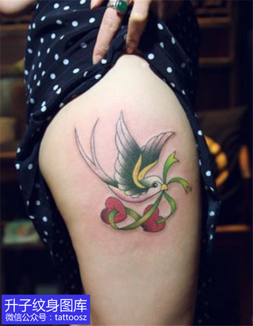 女性大腿外侧小鸽子丝带桃心纹身图案