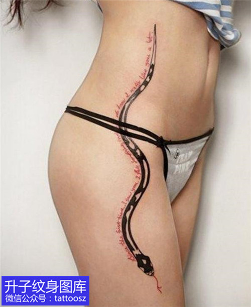 性感的大腿根部蛇与字母纹身图案