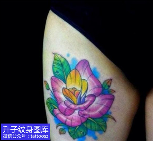 女生大腿后侧彩色玫瑰花纹身图案