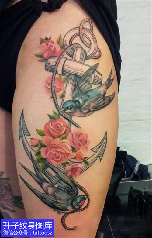 女生大腿外侧船锚玫瑰花纹身图案