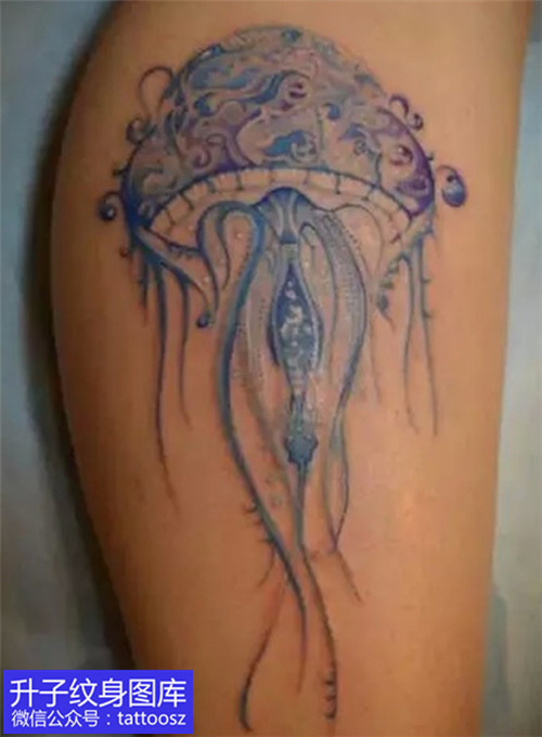 小腿外侧一个有趣的水母纹身设计很特别