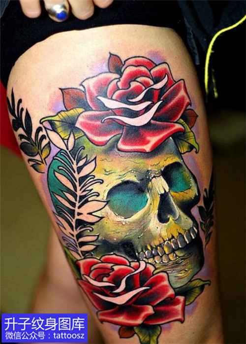 女生大腿外侧骷髅头玫瑰花树叶纹身图案