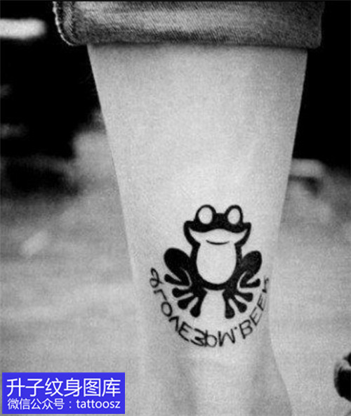 脚踝黑白图腾小青蛙纹身图案