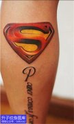 <b>小腿外侧超人标志与英文字母纹身</b>