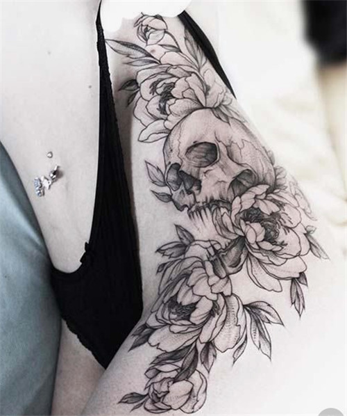 女性大腿外侧素花和骷髅纹身图案