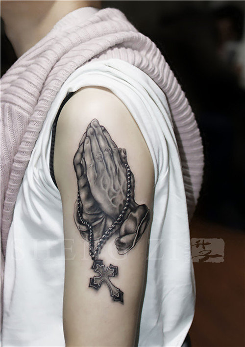 大臂外侧祈祷之手纹身图案