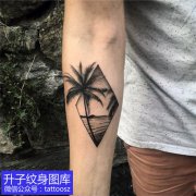 <b>手臂内侧椰树纹身图案</b>