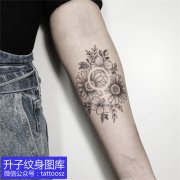 <b>手臂内侧植物素花和性别的纹身图案</b>