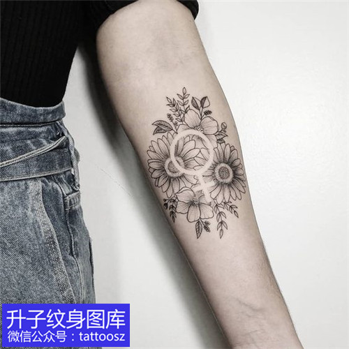 手臂内侧植物素花和性别的纹身图案