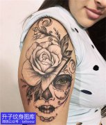 <b>女生大臂外侧美女与植物玫瑰花纹身图案</b>