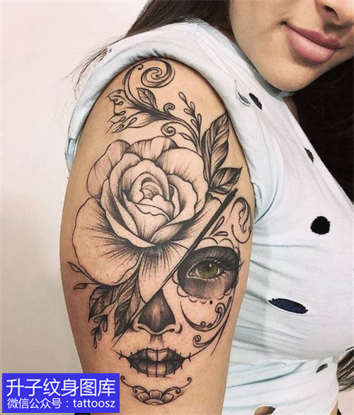 女生大臂外侧美女与植物玫瑰花纹身图案