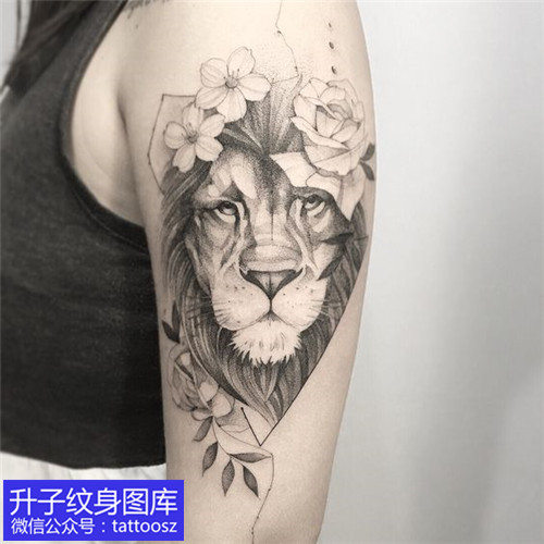 大臂外侧黑灰狮子与植物花纹身图案