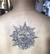 <b>重庆后背修改旧纹身太阳月亮纹身图案推荐</b>