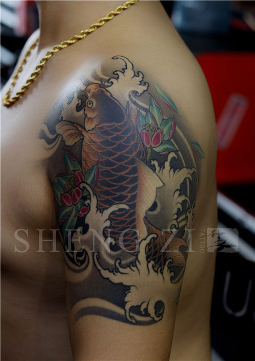 重庆传统纹身大臂外侧鲤鱼荷花纹身图片