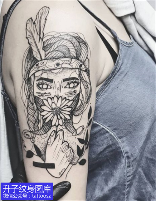沙坪坝大臂外侧美女与小菊花纹身图案