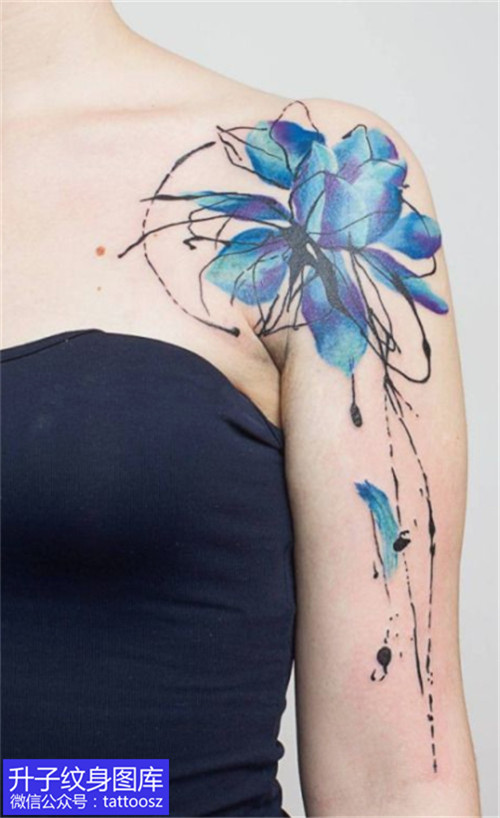 女生大臂外侧泼墨植物花纹身图案大全