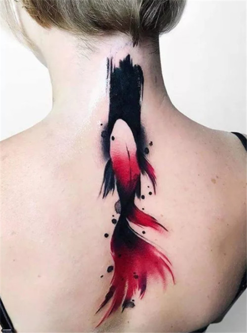 后背红黑色鲤鱼纹身图案 修改纹身