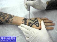 <b>重庆洗纹身 手背清洗纹身后的效果图片</b>