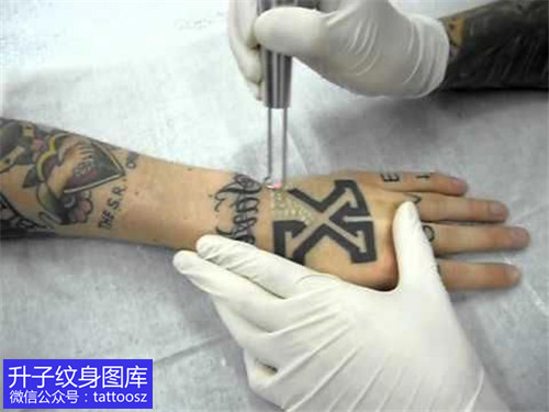 重庆洗纹身 手背清洗纹身后的效果图片
