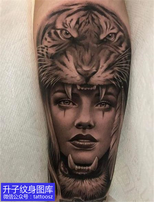 手臂黑灰老虎与美女纹身图案
