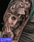 <b>欧美黑灰写实美女与狮子纹身图案</b>