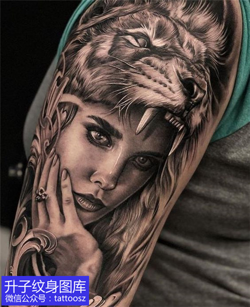 欧美黑灰写实美女与狮子纹身图案