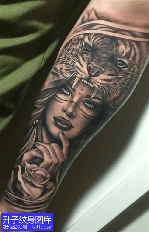 手臂内侧老虎与美女玫瑰花纹身图案