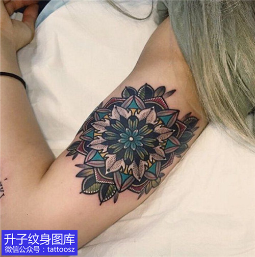 重庆江北纹身店推荐的大臂内侧梵花纹身