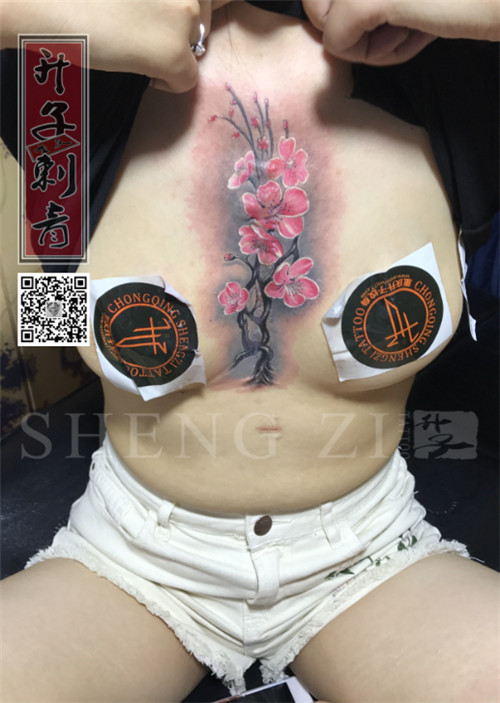 重庆遮盖纹身推荐的美女胸部疤痕遮盖纹身图片