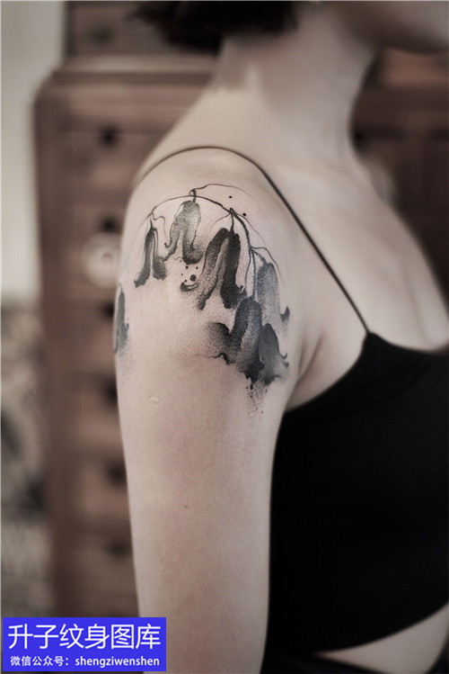 重庆最好纹身店推荐女性大臂外侧水墨植物纹身图案