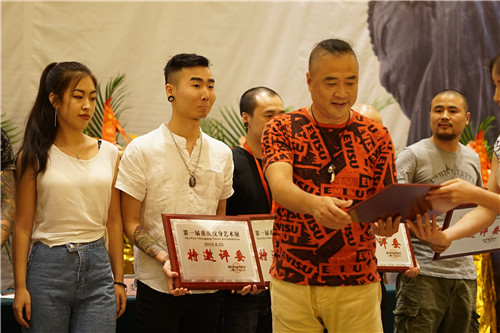 重庆第一届纹身展会 王歘歘颁发评委牌