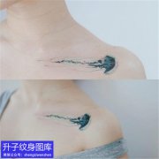 <b>北碚纹身店推荐锁骨水彩水母纹身图案</b>