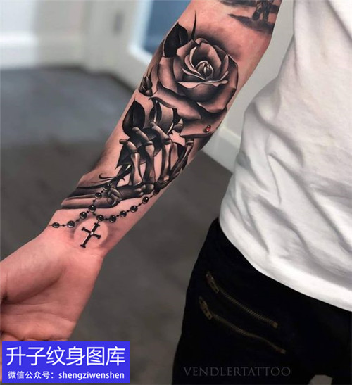 手臂欧美写实玫瑰花手纹身图案