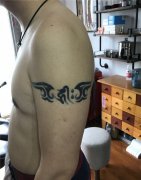 <b>大臂外侧遮盖旧纹身鲤鱼枫叶纹身图案</b>