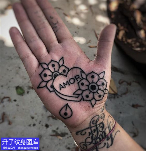 手掌心线条爱心与花纹身图案