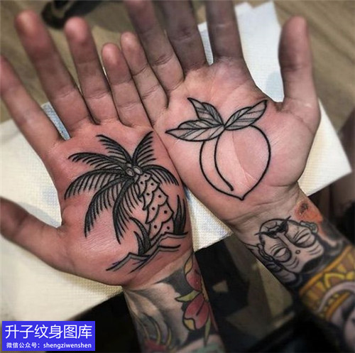 手掌椰树与桃子纹身图案