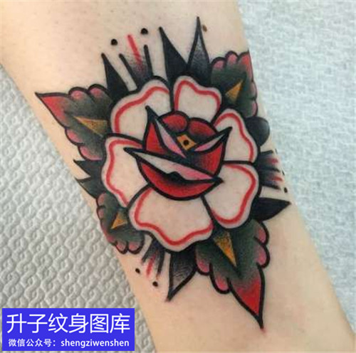 手臂内侧玫瑰花纹身图案